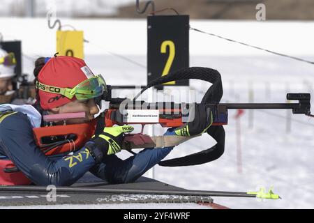 Sportsfrau Biathlet zielen, Gewehrschießen, Nachladen der Bauchlage. Biathletin Polina Yegorova Kasachstan im Schießstand. Junior-Biathlon-Wettkampf Stockfoto