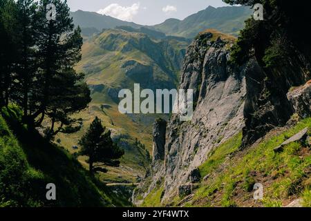 Der Bergsee Gentau ist einer der Ayous-Seen in den Atlantischen Pyrenäen. . Hochwertige Fotos Stockfoto