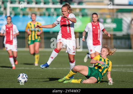 Den Haag, Niederlande. November 2024. DEN HAAG, 11.03.2024, Bingoal Stadion, Azerion Eredivisie vrouwen, ADO - Ajax (Frauen), Saison 2024/2025, während des Spiels ADO - Ajax (Frauen), Ajax-Spieler Tiny Hoekstra, ADO den Haag-Spieler Bo Vonk Credit: Pro Shots/Alamy Live News Stockfoto