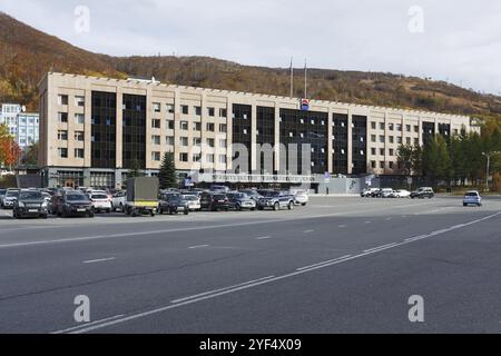 STADT PETROPAVLOVSK-KAMTSCHATSKI, KAMTSCHATKA, RUSSLAND, 12. OKTOBER 2016: Bürogebäude Regierung der Region Kamtschatka, gesetzgebende Versammlung von Kamtschatka Stockfoto