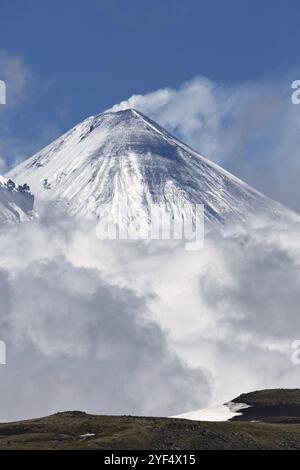 Wunderschöne Berglandschaft, atemberaubender Blick auf den schneebedeckten Kegelausbruch des Vulkans Klyuchevskoy (Klyuchevskaya Sopka), höchster Berg auf dem Kamtschatka-Stift Stockfoto