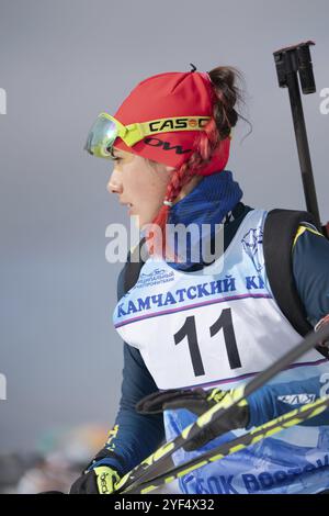 Sportlerin Biathletin Yegorova Polina Kasachstan in Aktion nach dem Gewehrschießen beim Offenen regionalen Jugendbiathlon-Wettbewerb East Cup. Kamtschatka P Stockfoto