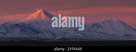 Atemberaubende winter Panorama Landschaft Blick auf Vulkane von Kamchatka Halbinsel bei Sonnenuntergang: fumarolic activity Avachinsky Vulkan (ausgestoßene Gas, Asche) und K Stockfoto