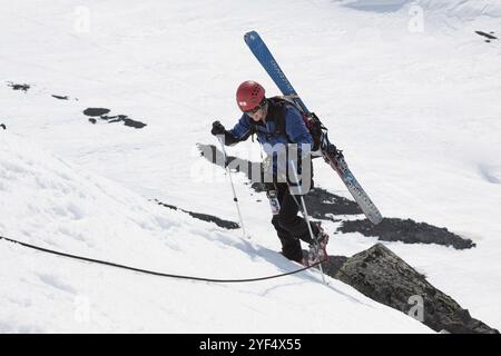 AVACHINSKY VULKAN, KAMTSCHATKA HALBINSEL, RUSSLAND, 21. APRIL 2012: Open Cup of Russia on Ski Mountaineering on Kamtschatka, Skitourenklettern auf Ro Stockfoto