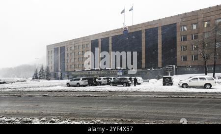 STADT PETROPAVLOVSK-KAMTSCHATSKI, KAMTSCHATKA, RUSSLAND, 12. JAN 2017: Winterblick während des Schneesturms des Gebäudes der Regierung und Gesetzgebung der Region Kamtschatka Stockfoto