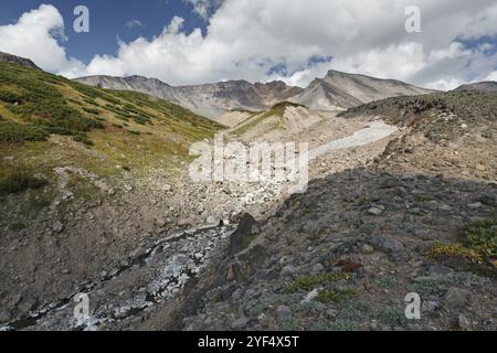 Sommerlandschaft der Halbinsel Kamchatka: Schöner Blick auf den Vulkan Dzenzur, aktiver Vulkan an sonnigem Tag. Russischer Fernost Stockfoto