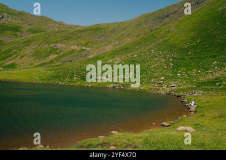 Der Bergsee Gentau ist einer der Ayous-Seen in den Atlantischen Pyrenäen. . Hochwertige Fotos Stockfoto