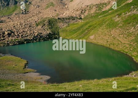 Der Bergsee Gentau ist einer der Ayous-Seen in den Atlantischen Pyrenäen. . Hochwertige Fotos Stockfoto