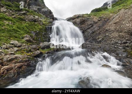 Landschaft Sommer Berglandschaft der Kamtschatka Halbinsel: Schöne Aussicht auf die Kaskade des fließenden stürmischen Wassers im Wasserfall in Mountain Range Vachkazhets Stockfoto