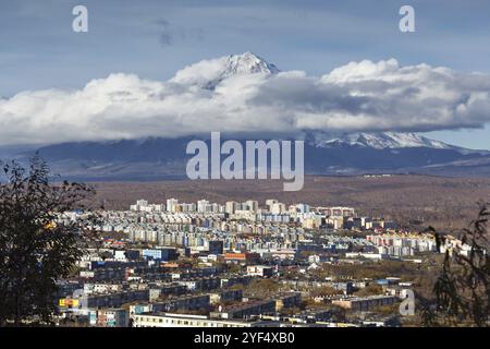 Kamtschatka Herbstansicht der Stadtlandschaft von Petropavlovsk-Kamtschatski Stadt auf Hintergrund schöner aktiver Korjakski Vulkan. Region Kamtschatka, Russisch F Stockfoto