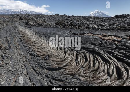 Vulkanische Landschaft der Kamchatka Halbinsel: Schöne Aussicht auf Lavafeld Vulkanausbruch aktiv Plosky Tolbachik Vulkan bei klarem, sonnigem Wetter. E Stockfoto