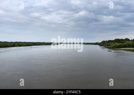 Kamtschatka Fluss fließt ostwärts durch Kamtschatka Region im Russischen Fernen Osten in Richtung Pazifik. Malerische Summer View bei Bewölkung von bigges Stockfoto