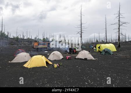 KAMTSCHATKA-HALBINSEL, RUSSLAND, 25. Juni 2014: Touristischer Campingplatz im Toten Wald auf vulkanischen Schlacken- und Ascheausbrüchen Tolbatschik-Vulkan, Folge von catas Stockfoto