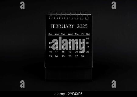 Schwarzer Kalender für Februar 2025. Desktop-Kalender auf schwarzem Hintergrund. Stockfoto