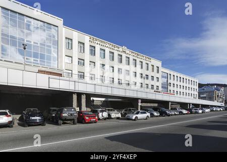 PETROPAVLOVSK-KAMTSCHATSKI, HALBINSEL KAMTSCHATKA, RUSSLAND, 12. Oktober 2016: Ansicht zum Verwaltungsgebäude des Stadtbezirks Petropavlovsk-Kamtschatski, CIT Stockfoto