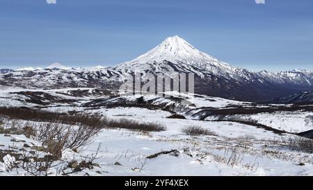 Kamchatka Halbinsel winter Panorama bergige Landschaft: Schöne Aussicht auf verschneite Kegel von vilyuchinsky Vulkan. Eurasien, Russischen Fernen Osten, Kamtschatka Stockfoto