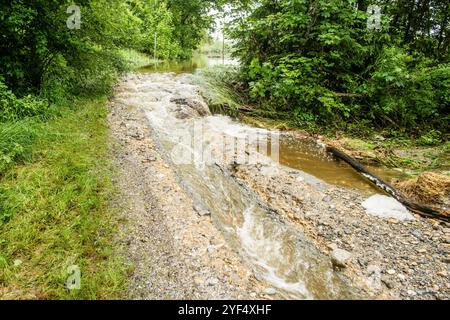 Ein Sturzbach fliesst einen Weg hinunter aufgrund von Hochwasser, Leutkirch, Baden Württemberg, Deutschland Hochwasser im Allgäu *** Ein Fluß fließt einen Weg hinunter aufgrund von Hochwasser, Leutkirch, Baden Württemberg, Deutschland Hochwasser im Allgäu Stockfoto