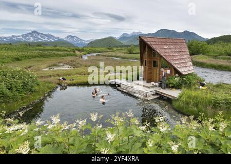 NALYCHEVO, KAMTSCHATKA HALBINSEL, RUSSLAND, 11. JULI 2014: Gorjatschenski Gruppe heiße Quellen im Naturpark Nalytschevo, Menschen schwimmen im natürlichen Th Stockfoto