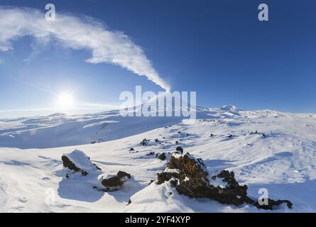 Kamtschatka Halbinsel, Winter Berglandschaft, schöne Panoramablick auf Eruption aktiven Vulkan bei klarem sonnigen Wetter mit blauem Himmel. Kljutschewskoi Stockfoto