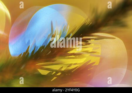Wunderschöne Weihnachtsdekorationen, defokussiertes kreatives abstraktes, verschwommenes Bokeh. Silhouette eines Kiefernzweigs mit Nadeln des Weihnachtsbaums. Unscharf li Stockfoto