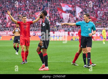 Schiedsrichter Dr. Matthias Joellenbeck. res, Shows, Watch, Einzelaktion, Schiedsrichter, Hauptschiedsrichter, schiri, Pfeiffe, Pfiff, 11m Entscheidung im Spiel FC BAYERN MÜNCHEN - 1.FC UNION BERLIN 3-0 am 2. November 2024 in München. Saison 2024/2025, 1.Bundesliga, FCB, München, Spieltag 9, 9.Spieltag-Fotograf: ddp-Bilder / STAR-Bilder - DFL-VORSCHRIFTEN VERBIETEN JEDE VERWENDUNG VON FOTOGRAFIEN als BILDSEQUENZEN und/oder QUASI-VIDEO - Stockfoto