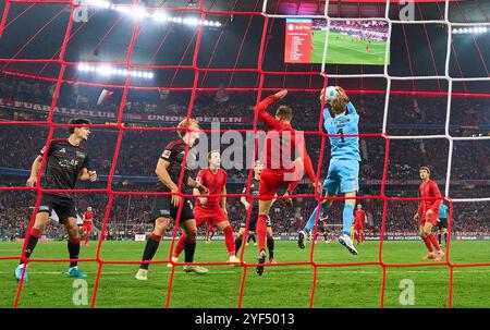 Frederik Roennow, Union Berlin 1 tritt um den Ball, Tackling, Duell, Header, zweikampf, Action, Kampf gegen Leon GORETZKA, FCB 8 Harry Kane, FCB 9 im Spiel FC BAYERN MÜNCHEN - 1.FC UNION BERLIN 3-0 am 2. November 2024 in München. Saison 2024/2025, 1.Bundesliga, FCB, München, Spieltag 9, 9.Spieltag-Fotograf: ddp-Bilder / STAR-Bilder - DFL-VORSCHRIFTEN VERBIETEN JEDE VERWENDUNG VON FOTOGRAFIEN als BILDSEQUENZEN und/oder QUASI-VIDEO - Stockfoto