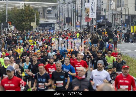 Brüssel, Belgien November 2024. Die Läufer nehmen am Sonntag, den 3. November 2024 in Brüssel am Brüsseler Marathon Teil. BELGA FOTO NICOLAS MAETERLINCK Credit: Belga News Agency/Alamy Live News Stockfoto