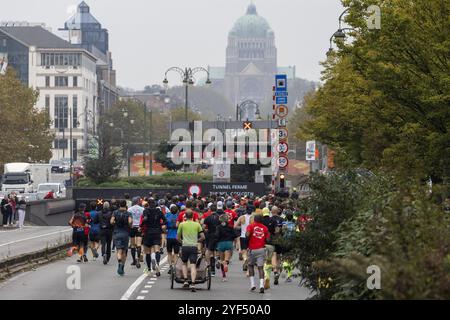 Brüssel, Belgien November 2024. Die Läufer nehmen am Sonntag, den 3. November 2024 in Brüssel am Brüsseler Marathon Teil. BELGA FOTO NICOLAS MAETERLINCK Credit: Belga News Agency/Alamy Live News Stockfoto