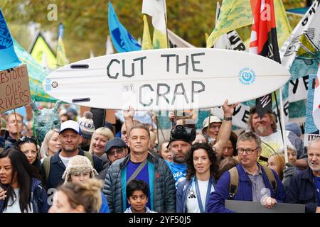 Der Fernsehmoderator Chris Packham, der britische Olympiasieger Imogen Grant und der berühmte Küchenchef Hugh Fearnley-Whittingstall schließen sich den Leuten an, die am Clean Water march im Zentrum Londons teilnehmen, um härtere Maßnahmen für die Sauberkeit der Flüsse und Meere Großbritanniens zu fordern. Bilddatum: Sonntag, 3. November 2024. Stockfoto