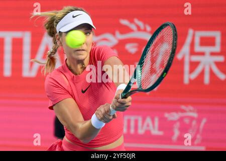 (241103) -- HONG KONG, 3. November 2024 (Xinhua) -- Katie Boulter trifft beim Finale der Frauen im Einzelspiel zwischen Diana Shnaider aus Russland und Katie Boulter aus Großbritannien bei den WTA250 Hong Kong Tennis Open am 3. November 2024 in Hongkong, Südchina, eine Rückkehr. (Xinhua/Zhu Wei) Stockfoto