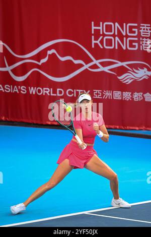 (241103) -- HONG KONG, 3. November 2024 (Xinhua) -- Katie Boulter trifft beim Finale der Frauen im Einzelspiel zwischen Diana Shnaider aus Russland und Katie Boulter aus Großbritannien bei den WTA250 Hong Kong Tennis Open am 3. November 2024 in Hongkong, Südchina, eine Rückkehr. (Xinhua/Zhu Wei) Stockfoto