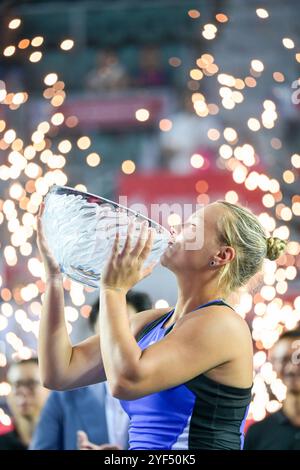 (241103) -- HONG KONG, 3. November 2024 (Xinhua) -- Diana Shnaider küsst die Trophäe, nachdem sie das Finale der Frauen im Einzelspiel zwischen Diana Shnaider aus Russland und Katie Boulter aus Großbritannien bei den WTA250 Hong Kong Tennis Open in Hongkong, Südchina, am 3. November 2024 gewonnen hatte. (Xinhua/Zhu Wei) Stockfoto