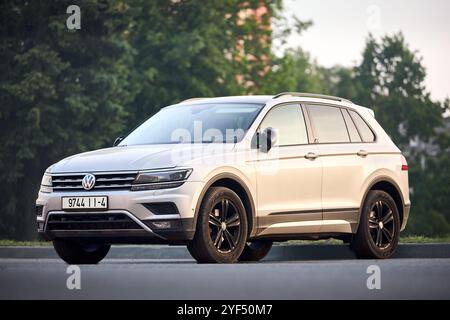 Minsk, Weißrussland - 28. Mai 2023: Volkswagen Tiguan II kompakter 4-Motion-Crossover-SUV von Volkswagen 2016 bis heute, Vorderansicht Stockfoto