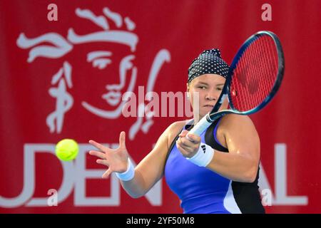 (241103) -- HONG KONG, 3. November 2024 (Xinhua) -- Diana Shnaider trifft während des Finalspiels der Frauen zwischen Diana Shnaider aus Russland und Katie Boulter aus Großbritannien bei den WTA250 Hong Kong Tennis Open am 3. November 2024 in Hongkong, Südchina, eine Rückkehr. (Xinhua/Zhu Wei) Stockfoto