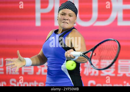 (241103) -- HONG KONG, 3. November 2024 (Xinhua) -- Diana Shnaider trifft während des Finalspiels der Frauen zwischen Diana Shnaider aus Russland und Katie Boulter aus Großbritannien bei den WTA250 Hong Kong Tennis Open am 3. November 2024 in Hongkong, Südchina, eine Rückkehr. (Xinhua/Zhu Wei) Stockfoto