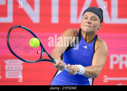 (241103) -- HONG KONG, 3. November 2024 (Xinhua) -- Diana Shnaider trifft während des Finalspiels der Frauen zwischen Diana Shnaider aus Russland und Katie Boulter aus Großbritannien bei den WTA250 Hong Kong Tennis Open am 3. November 2024 in Hongkong, Südchina, eine Rückkehr. (Xinhua/Zhu Wei) Stockfoto