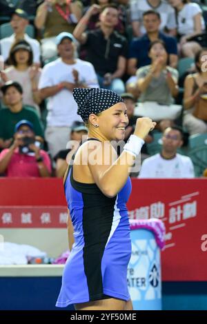 (241103) -- HONG KONG, 3. November 2024 (Xinhua) -- Diana Shnaider feiert nach dem Finale der Frauen im Einzelspiel zwischen Diana Shnaider aus Russland und Katie Boulter aus Großbritannien bei den WTA250 Hong Kong Tennis Open in Hongkong, Südchina, 3. November 2024. (Xinhua/Zhu Wei) Stockfoto