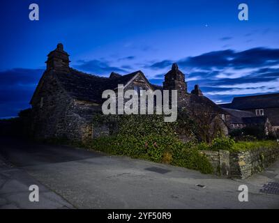 Abgebildet ist Tintagels Postamt in einem Dorf an der Küste Cornwalls, Großbritannien Stockfoto