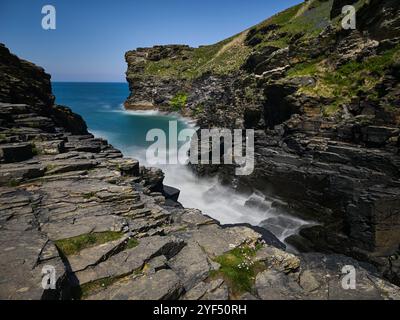 Auf dem Bild ist Tintagel, ein Dorf an der Küste von Cornwall, Großbritannien Stockfoto