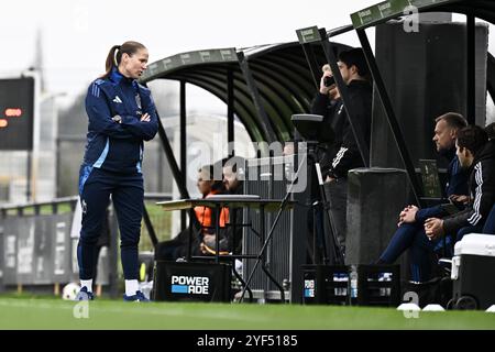 Tubize, Belgien. November 2024. Lenie Onzia, Cheftrainer von Belgien, wurde während eines Fußballspiels zwischen den belgischen Frauen unter 17 Mannschaften, die roten Flammen genannt, und Bosnien und Herzegowina in der UEFA-Frauen-U17-Wettkampfrunde 1 Spieltag 1 in der Gruppe A2 am Sonntag, den 3. November 2024 in Tubize, Belgien, gezeigt. Quelle: Sportpix/Alamy Live News Stockfoto