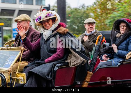 London, Großbritannien. November 2024. RM Sotheby's London to Brighton Veteran Car Run 2024, organisiert vom Royal Automobile Club und es ist 120-jähriges Jubiläum des Ladies' Automobile Club - rund 350 Veteranenautos mit vielen Fahrern in historischen Kostümen machen die 60 km lange Reise. Die Fahrzeuge werden überwiegend mit Benzin betrieben, aber einige davon werden mit Dampf angetrieben und einige sehr frühe Elektrofahrzeuge - alle wurden vor 1905 gebaut. Guy Bell/Alamy Live News Stockfoto