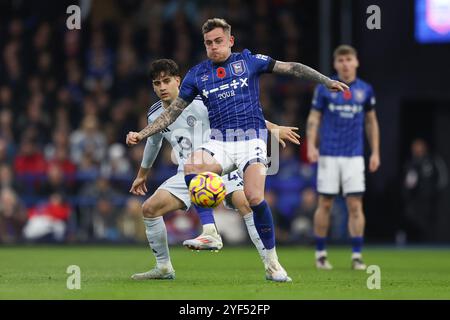 Ipswich, Großbritannien. November 2024. Ipswich Town Mittelfeldspieler Sam Szmodics (23) im Einsatz während des Spiels Ipswich Town FC gegen Leicester City FC English Premier League in Portman Road, Ipswich, England, Großbritannien am 2. November 2024 Credit: Every Second Media/Alamy Live News Stockfoto