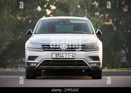 Minsk, Weißrussland - 28. Mai 2023: Volkswagen Tiguan II kompakter 4-Motion-Crossover-SUV von Volkswagen 2016 bis heute, Vorderansicht Stockfoto