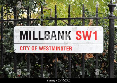 Millbank-Schild, City of Westminster, London SW1 Stockfoto