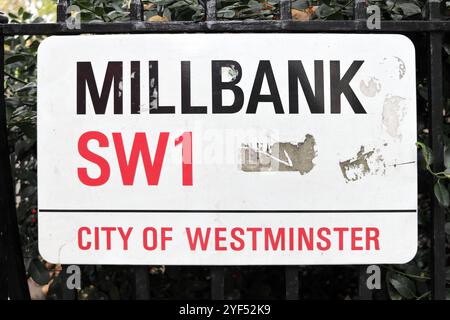 Millbank-Schild, City of Westminster, London SW1 Stockfoto