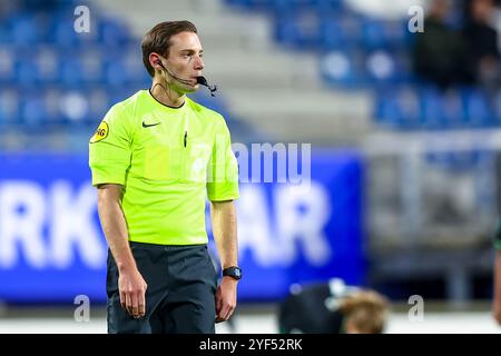 Heerenveen, Niederlande. November 2024. HEERENVEEN, NIEDERLANDE - 2. NOVEMBER: Schiedsrichter Tommy Postma während des niederländischen Azerion Women's Eredivisie Matches zwischen sc Heerenveen und Feyenoord im Abe Lenstra Stadion am 2. November 2024 in Heerenveen, Niederlande. (Foto: Pieter van der Woude/Orange Pictures) Credit: Orange Pics BV/Alamy Live News Stockfoto