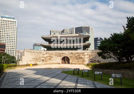 Namdaemun, 28. Oktober 2024: Namdaemun oder südliches großes Tor, offiziell bekannt als Sungnyemun in Seoul, Südkorea. Es ist eines der acht Tore in der Festungsmauer von Seoul, die die Stadt während der Joseon-Dynastie (1392–1910) umgab. Quelle: Lee Jae-won/AFLO/Alamy Live News Stockfoto