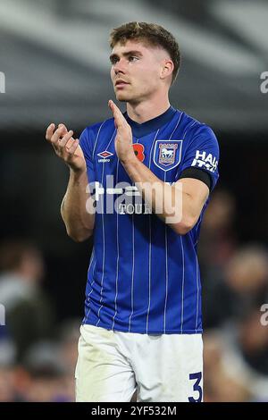 Ipswich, Großbritannien. November 2024. Ipswich Town Verteidiger Leif Davis (3) sieht niedergeschlagen aus und applaudiert die Fans während des Spiels Ipswich Town FC gegen Leicester City FC English Premier League in Portman Road, Ipswich, England, Großbritannien am 2. November 2024 Credit: Every Second Media/Alamy Live News Stockfoto