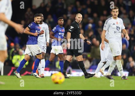 Ipswich, Großbritannien. November 2024. Schiedsrichter Tim Robinson während des Spiels Ipswich Town FC gegen Leicester City FC English Premier League in Portman Road, Ipswich, England, Großbritannien am 2. November 2024 Credit: Every Second Media/Alamy Live News Stockfoto