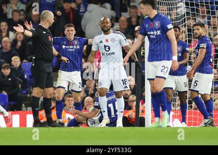 Ipswich, Großbritannien. November 2024. Der Verteidiger Cameron Burgess (15) von Ipswich Town wird am 2. November 2024 im Elfmeterschießen von Schiedsrichter Tim Robinson während des Spiels Ipswich Town FC gegen Leicester City FC English Premier League in der Portman Road, Ipswich, England, Großbritannien. Credit: Every Second Media/Alamy Live News Stockfoto